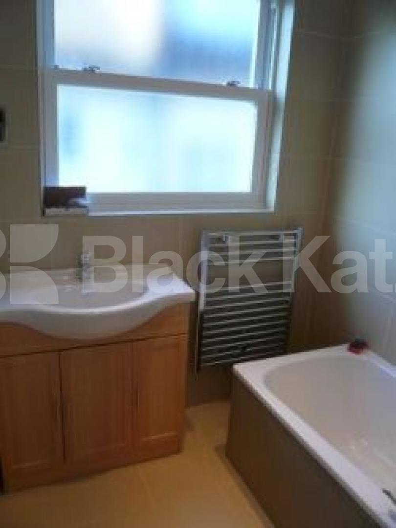 			AMAZING HOUSE!!!, 4 Bedroom, 1 bath, 1 reception Flat			 Creighton Ave, MUSWELL HILL N10